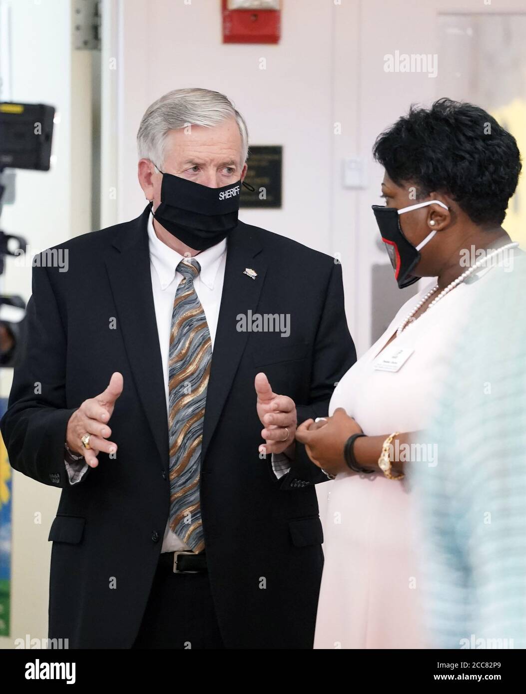 St. Louis, États-Unis. 19 août 2020. Le gouverneur du Missouri, Mike Parson, s'entretient avec Denise carter, directrice du Centre d'éducation de la petite enfance de Caroline Mission, lors d'une tournée à St. Louis le mercredi 19 août 2020. Photo par Bill Greenblatt/UPI crédit: UPI/Alay Live News Banque D'Images