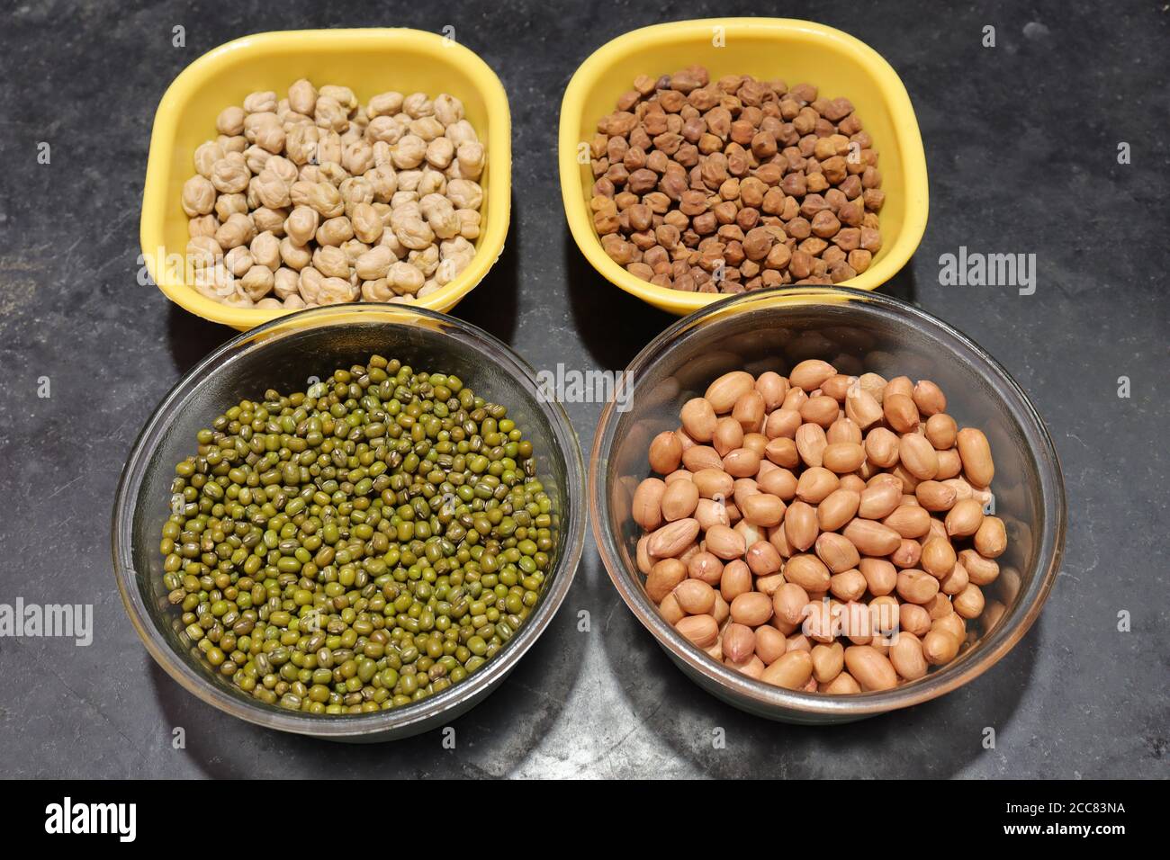 Haricots verts frais et arachides avec channa sur noir arrière-plan Banque D'Images