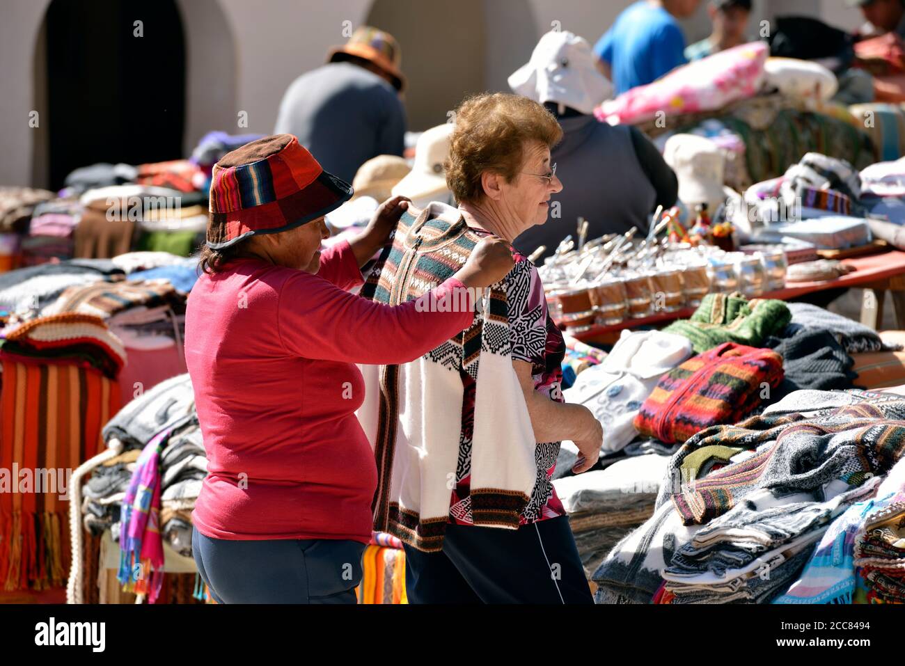 Un touriste achetant un chandail au marché extérieur dans la petite ville  andine de San Francisco de Tilcara, province de Jujuy, nord-ouest de  l'Argentine Photo Stock - Alamy