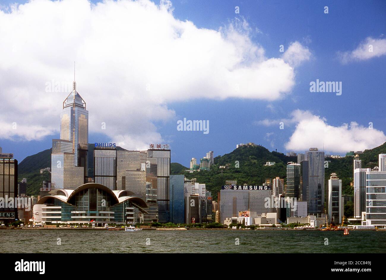 Chine : le paysage urbain de Hong Kong comprend le bâtiment Central Plaza et le centre de congrès et d'expositions de Hong Kong. Vue sur l'île de Hong Kong depuis Kowloon. À l'origine une zone peu peuplée de villages agricoles et de pêcheurs, Hong Kong est devenu l'un des plus importants centres financiers et ports commerciaux du monde. Il est le dixième exportateur et le neuvième importateur au monde. Hong Kong est devenue une colonie de l'Empire britannique après que l'Empire Qing a cédé l'île de Hong Kong à la fin de la première Guerre de l'opium en 1842. Banque D'Images