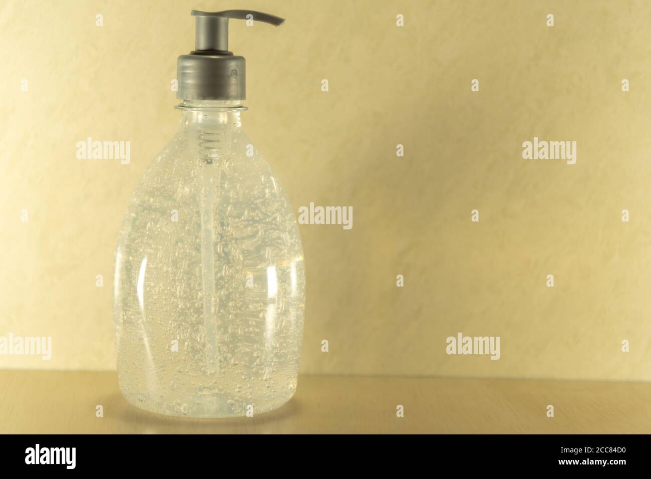 Bouteille de gel d'alcool à 70 %. Cobnate la pandémie Covid-19. Assainir le produit pour usage personnel. Contrôle épidémiologique. Propreté et conservation. CH Banque D'Images