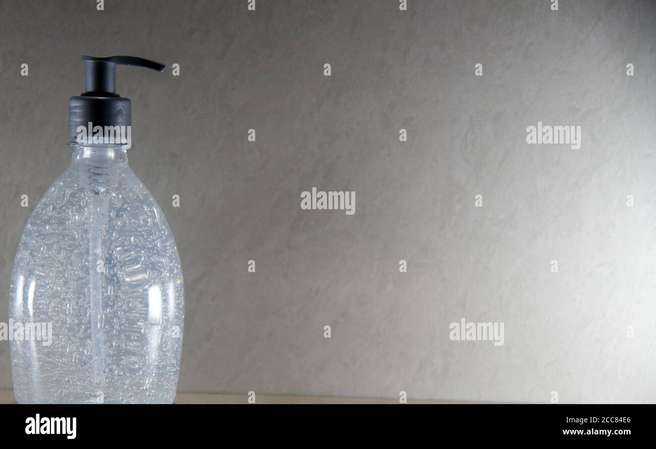 Bouteille de gel d'alcool à 70 %. Cobnate la pandémie Covid-19. Assainir le produit pour usage personnel. Contrôle épidémiologique. Propreté et conservation. CH Banque D'Images