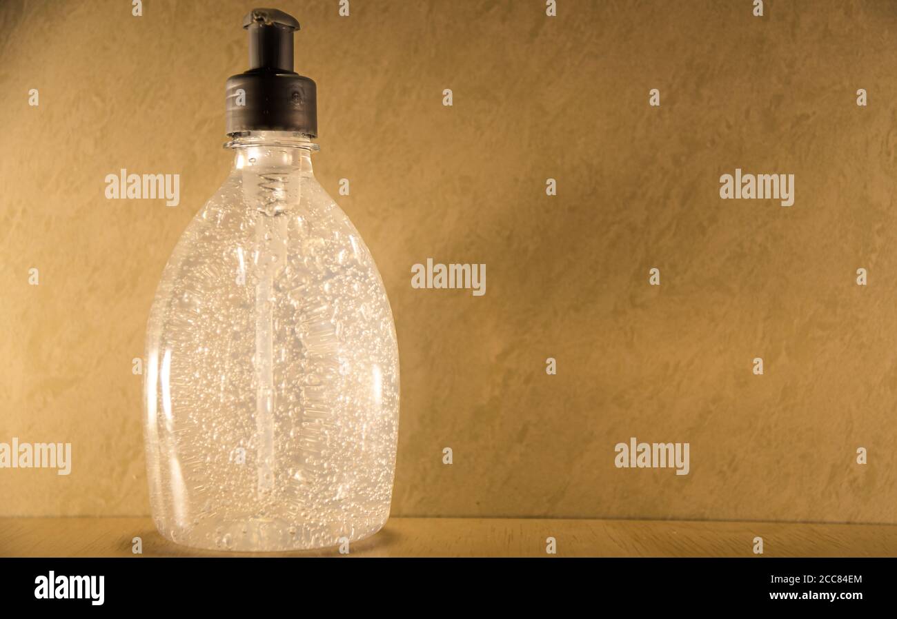 Bouteille de gel d'alcool à 70 %. Cobnate la pandémie Covid-19. Assainir le produit pour usage personnel. Contrôle épidémiologique. Propreté et conservation. CH Banque D'Images