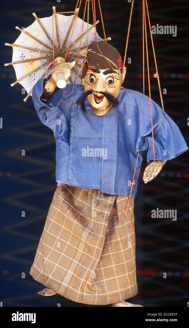Birmanie / Myanmar: Une marionnette birmane traditionnelle (Yoke thé) en vente, marché de Bogyoke Aung San, Yangon (Rangoon). Yoke thé (lied. Miniatures) est le nom birman de marionnette marionnette. Bien que le terme puisse être utilisé pour la marionetterie en général, son utilisation se réfère habituellement à la forme locale de marionnetterie à cordes. Comme la plupart des œuvres d'art raffinées birmanes, les représentations de Yoke Thé provenaient du patronage royal et étaient progressivement adaptées à la population plus large. Le joug thé est presque toujours exécuté dans les opéras. Banque D'Images