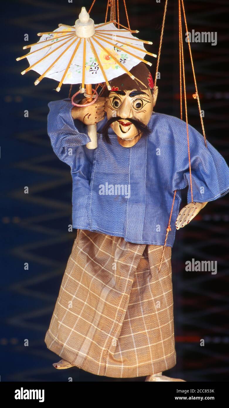 Birmanie / Myanmar: Une marionnette birmane traditionnelle (Yoke thé) en vente, marché de Bogyoke Aung San, Yangon (Rangoon). Yoke thé (lied. Miniatures) est le nom birman de marionnette marionnette. Bien que le terme puisse être utilisé pour la marionetterie en général, son utilisation se réfère habituellement à la forme locale de marionnetterie à cordes. Comme la plupart des œuvres d'art raffinées birmanes, les représentations de Yoke Thé provenaient du patronage royal et étaient progressivement adaptées à la population plus large. Le joug thé est presque toujours exécuté dans les opéras. Banque D'Images