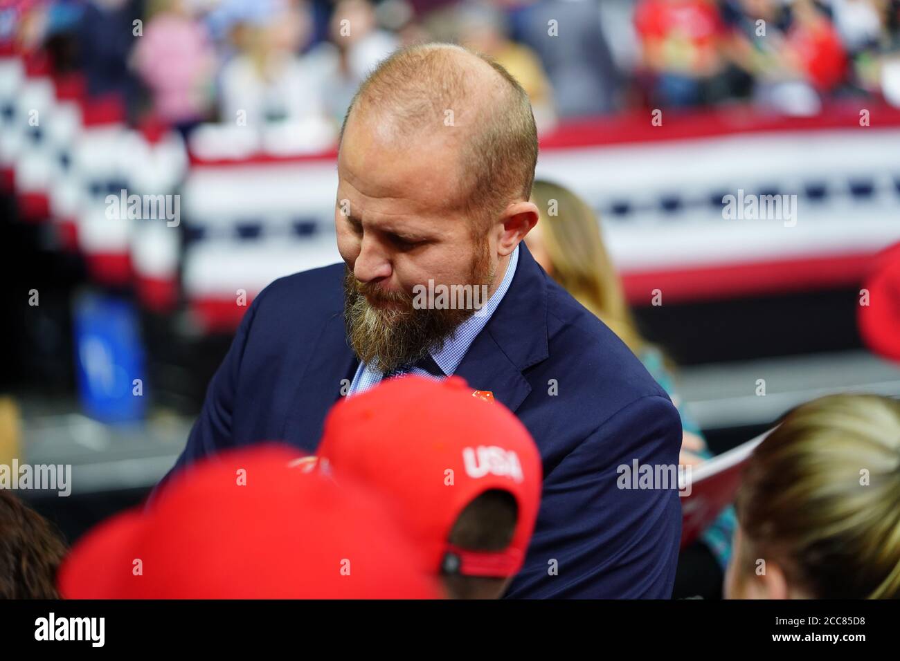 Brad Parscale, le directeur de campagne du président Donald Trump en 2020, signe les vêtements des fans et les signes des partisans de Trump lors du rassemblement présidentiel à la Panther Arena. Banque D'Images