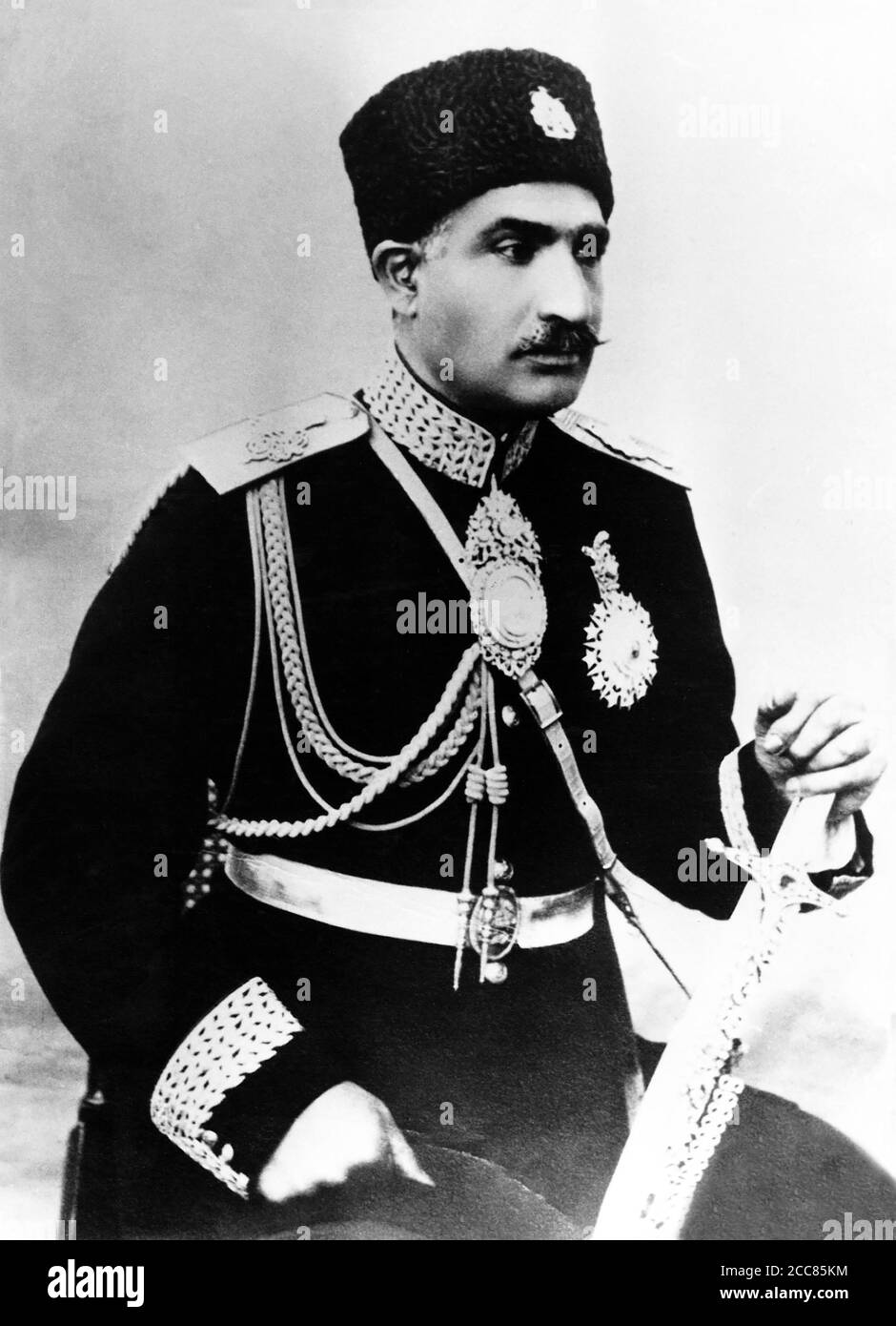 Iran: Reza Shah Pahlavi (1878-1944), pendant son temps en tant que ministre de la guerre, c. 1921-1923. Il est né dans le village d'Alasht en 1878 et rejoint la Brigade des cosaques persans quand il a eu 16 ans, devenant ainsi un général de brigade, le seul commandant iranien de son histoire. Sous la direction britannique, Reza a aidé à orchestrer un coup d'État en 1921 qui a renversé le gouvernement précédent, en se nommant ministre de la Guerre et Sardar Sepah (commandant en chef de l'armée). Il est devenu Premier ministre en 1923, puis nommé Shah et monarque juridique de l'Iran en 1925, créant la dynastie Pahlavi. Banque D'Images