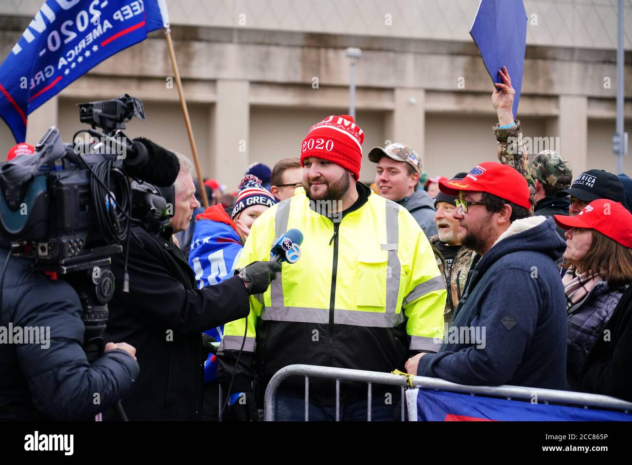 Les partisans de la 45e présidente américaine Donald J. Trump se sont ralliés à la foule extérieure qui attendait pour entrer dans la Panther Arena. Banque D'Images