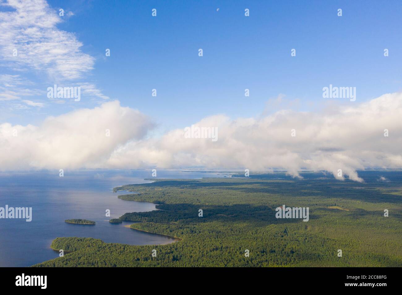 Vue aérienne nuages sur la forêt et la mer . Vue de drone. Vue aérienne du dessus du paysage nuageux. Texture des nuages. Vue sur la forêt verte depuis le dessus. Banque D'Images