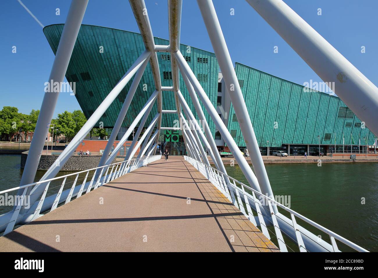 AMSTERDAM, PAYS-BAS - MAI 29, 2020: La façade extérieure du centre scientifique Nemo, situé à Oosterdok, vu par un pont moderne Banque D'Images