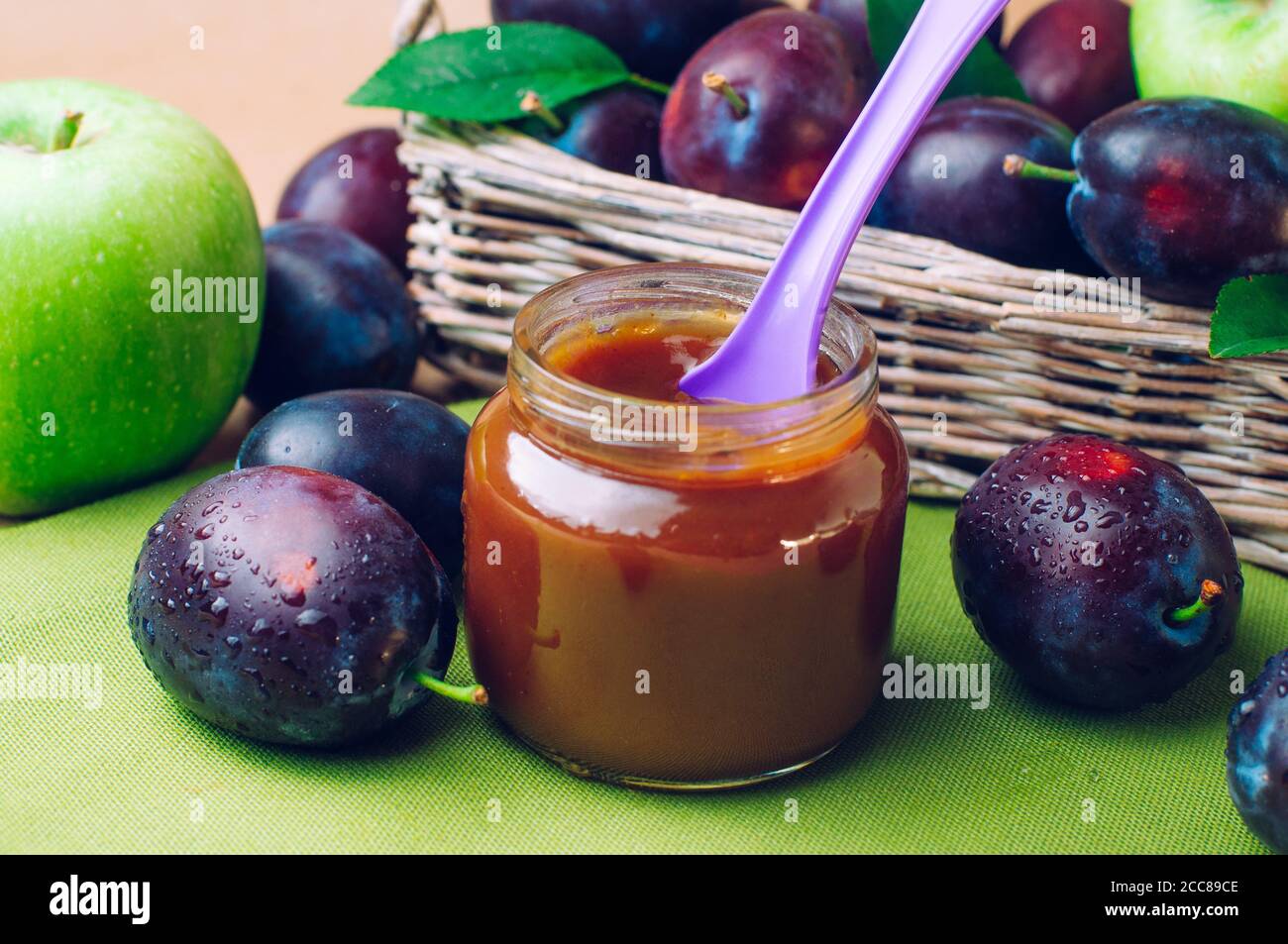 Bocal Avec Puree De Prunes De Nourriture Pour Bebe Avec Une Cuillere Presque Fraiche Prunes Photo Stock Alamy