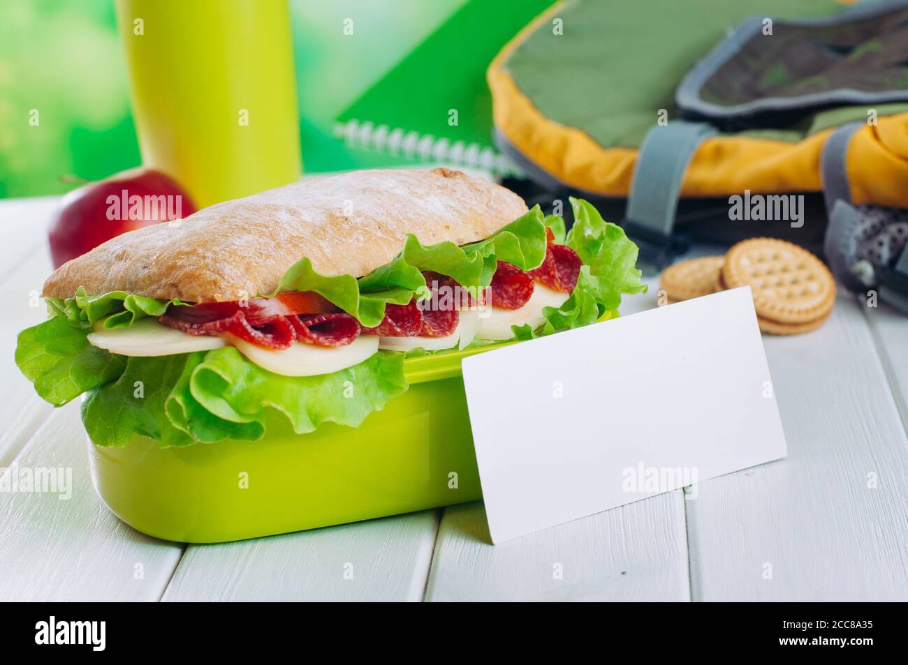 Boîte à lunch avec sandwich avec étiquette vide Banque D'Images