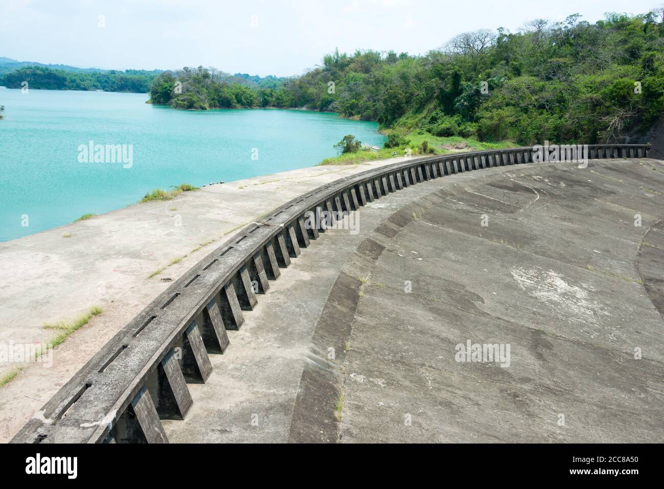Région pittoresque du réservoir de Wusanto dans le district de Guantian, Tainan, Taïwan. Le barrage a été conçu par Yoichi Hatta et construit entre 1920 et 1930. Banque D'Images