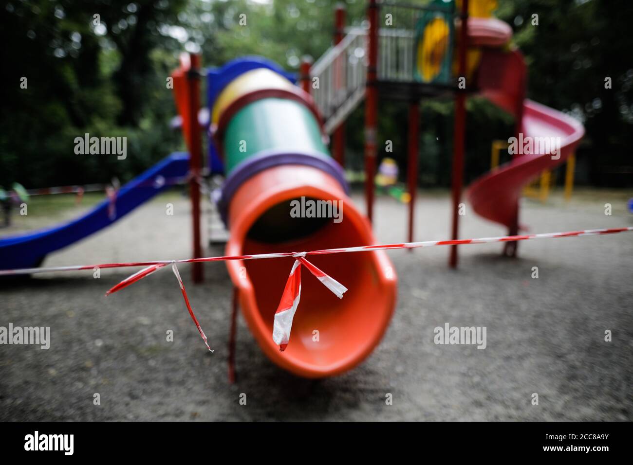 Bucarest, Roumanie - 20 août 2020 : les jouets d'un terrain de jeu dans un parc sont hors limites en raison de l'épidémie de Covid-19. Banque D'Images