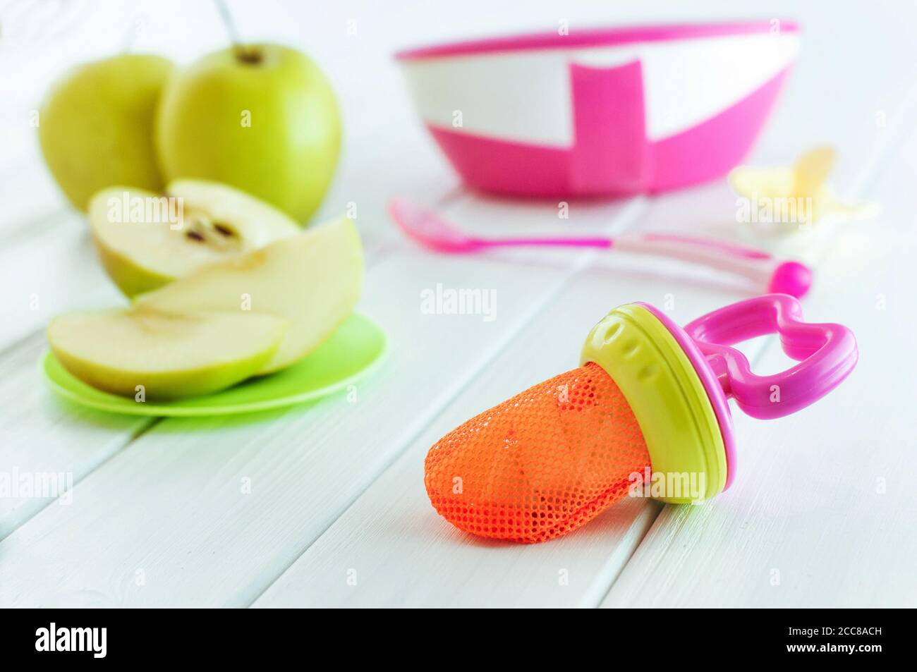 Grignoteuse Avec Morceaux De Pomme Pour Bebe Photo Stock Alamy