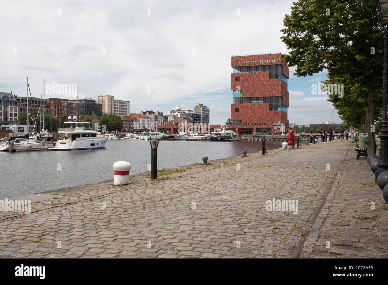 Anvers, Belgique, le 19 juillet 2020, le quai du Willemdok avec le Musée aan de Stroom appelé MAS Banque D'Images