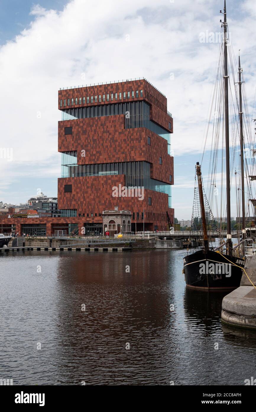 Anvers, Belgique, 19 juillet 2020, photo verticale du musée sur la rivière appelé le MAS avec réflexion dans l'eau Banque D'Images