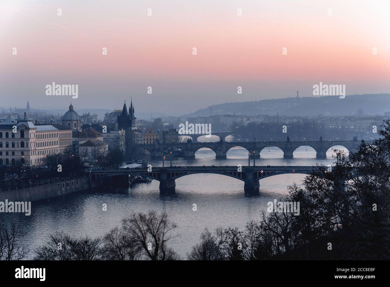 Vue sur la Vltava au coucher du soleil, le pont Charles et le château de Prague en République tchèque Banque D'Images