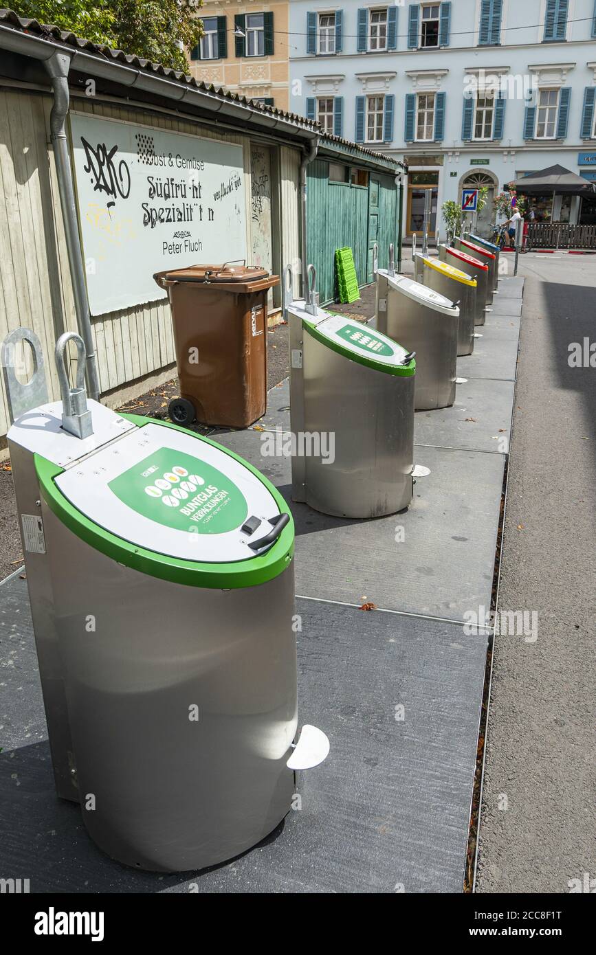 Graz, Autriche. Août 2020. Conteneurs pour la collecte séparée des déchets dans une rue du centre-ville Banque D'Images