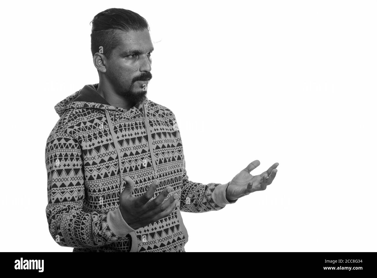 Jeune Indien homme avec les deux bras levés Banque D'Images