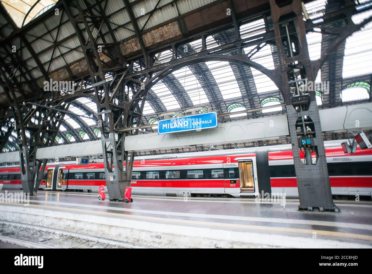 Milan. Italie - 18 juillet 2019 : vue intérieure de la gare centrale de Milan. Signe bleu avec le nom de la station. Banque D'Images