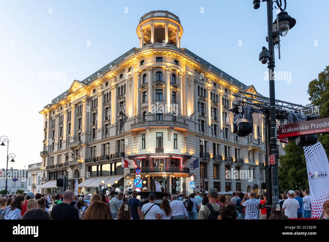Varsovie, Pologne - 15 août 2020 : vue sur l'hôtel Bristol. Un événement artistique a lieu en face de l'hôtel et sur l'un des balcons. Banque D'Images