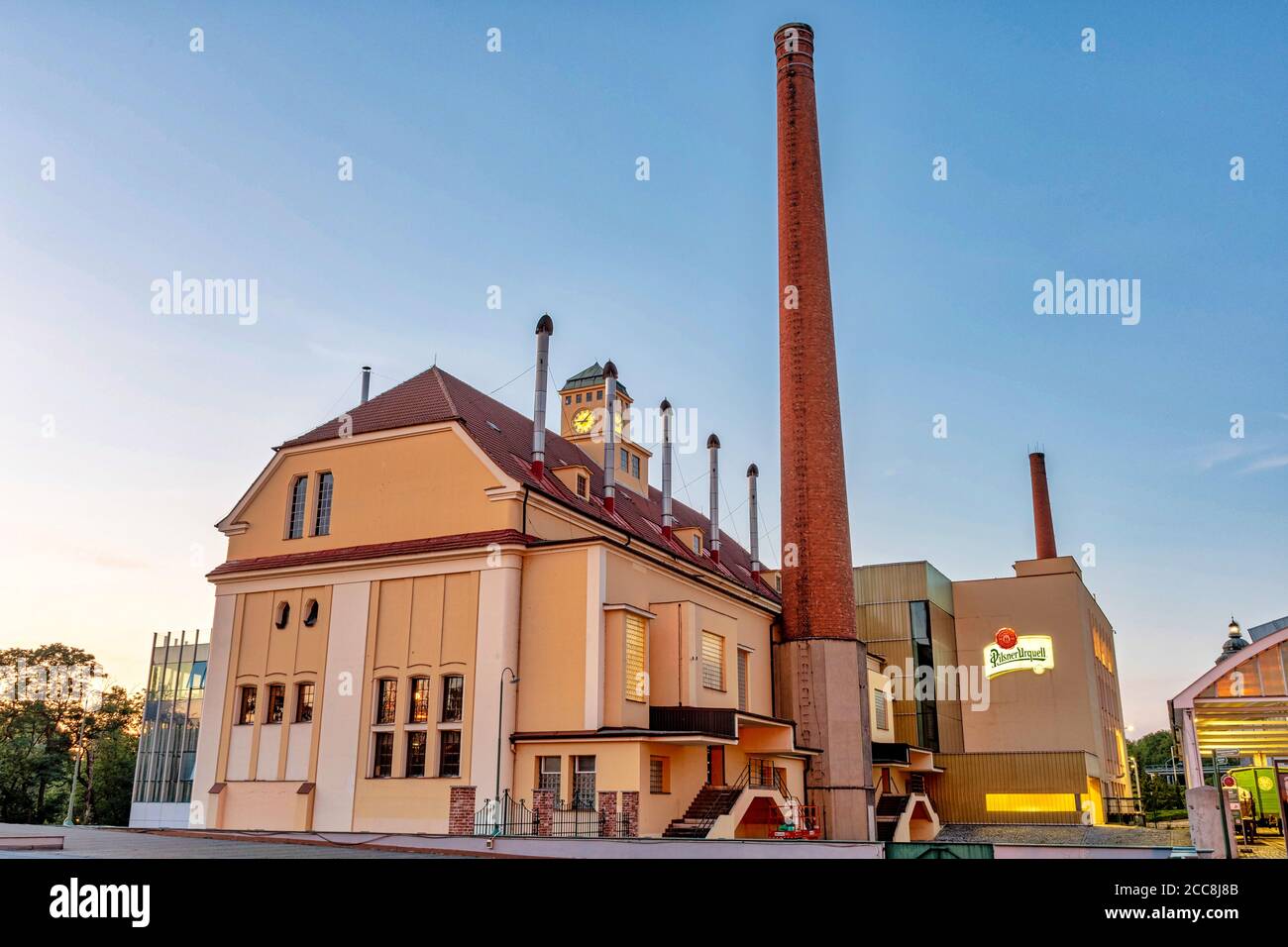 Pilsen, République tchèque - 8 août 2020 : vue sur les bâtiments historiques de la brasserie Pilsner Urquell. Le logo de la société est clairement visible. Banque D'Images