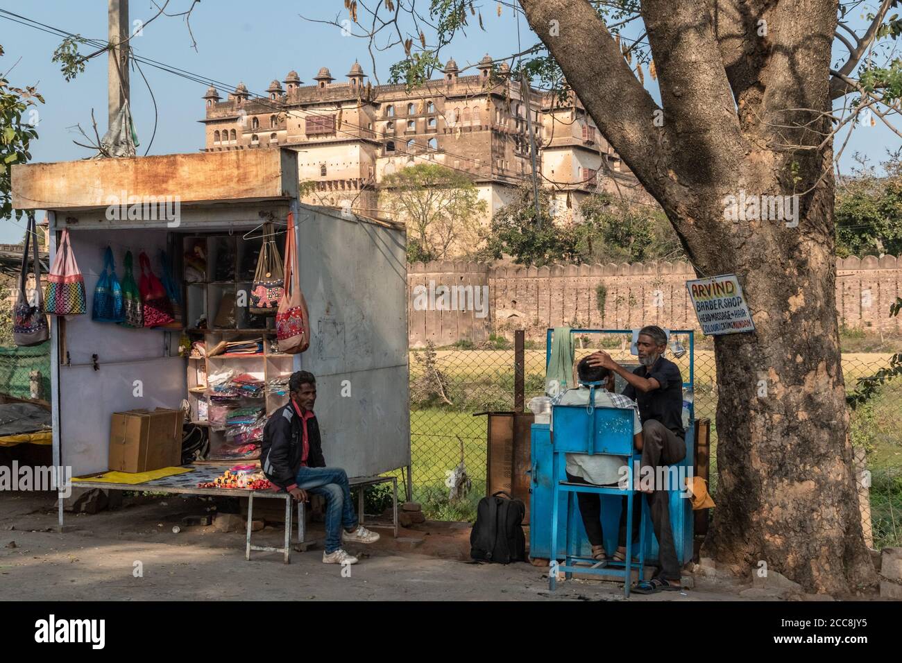 Orcha, Madhya Pradesh, Inde - Mars 2019: Un barbershop en bord de route à l'extérieur de l'ancien palais Raja Mahal dans la ville d'Orcha. Banque D'Images