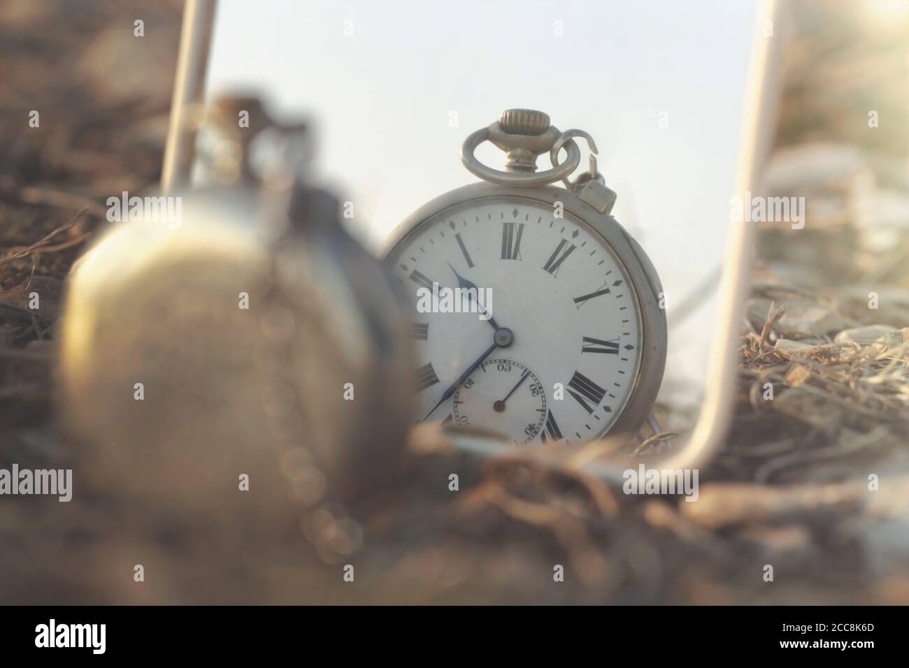 image surréaliste d'une horloge antique qui est en miroir Banque D'Images