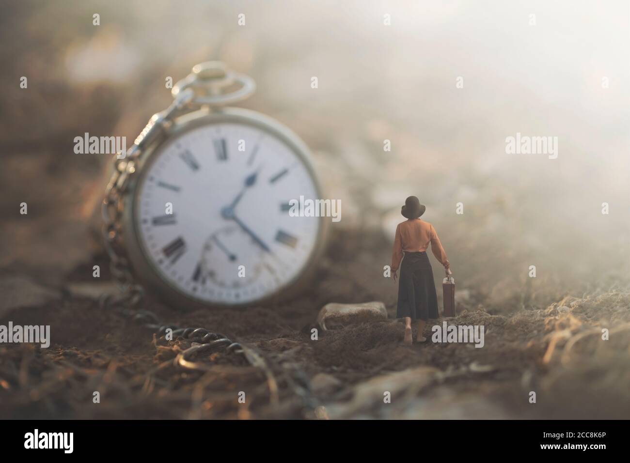 image conceptuelle d'une petite femme d'affaires qui se présente contre le horloge Banque D'Images