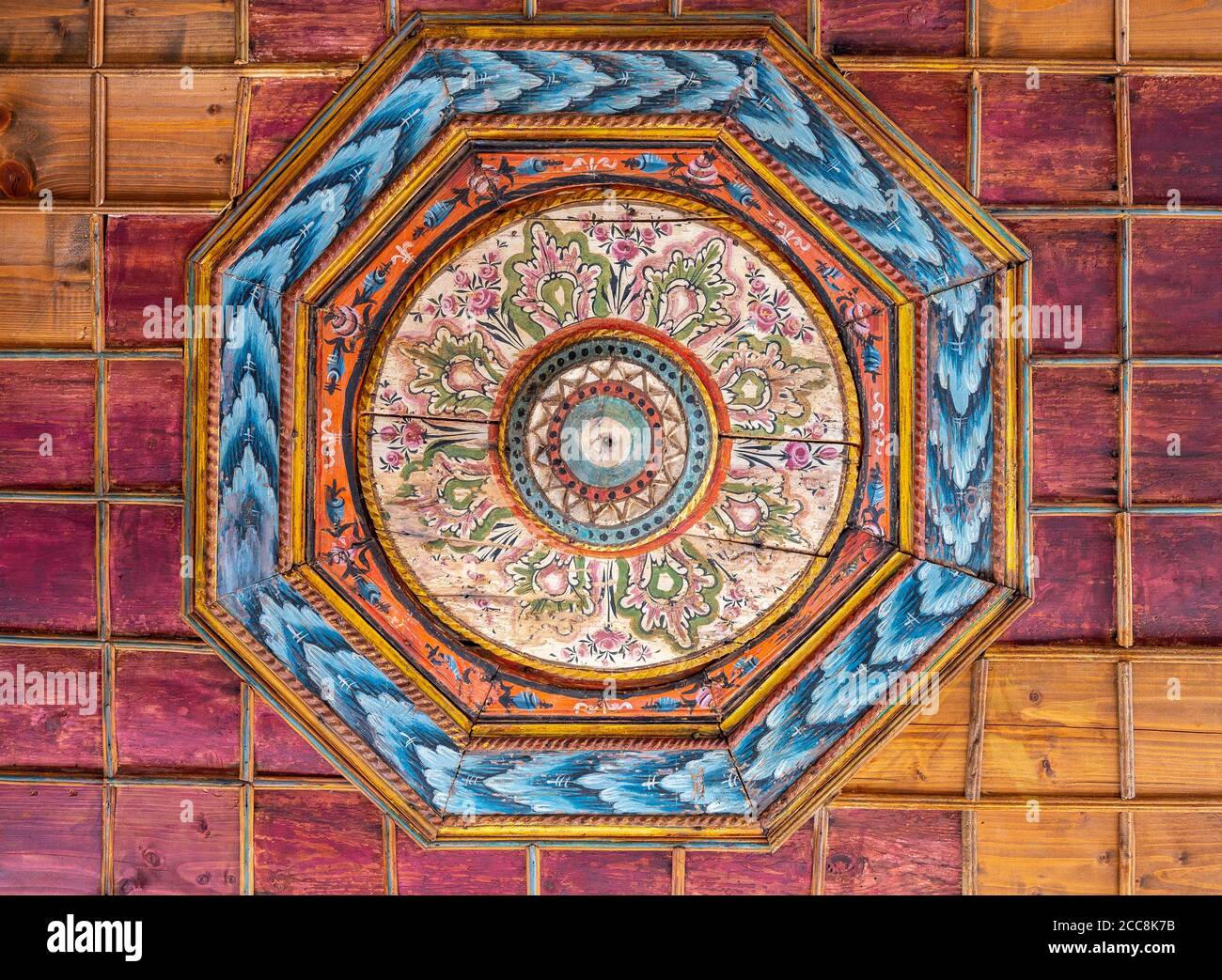 Décoration de plafond traditionnelle, en bois, sculptée et peinte, au début du XVIIIe cen. Le manoir Tsiatsiara, construit dans le style ottoman, qui appartenait à t Banque D'Images