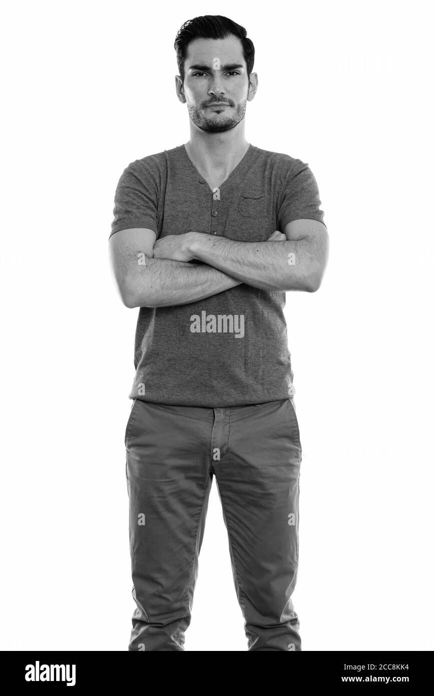 Studio shot of young man standing with arms crossed Banque D'Images Studio shot of young man standing with arms crossed Banque D'Images