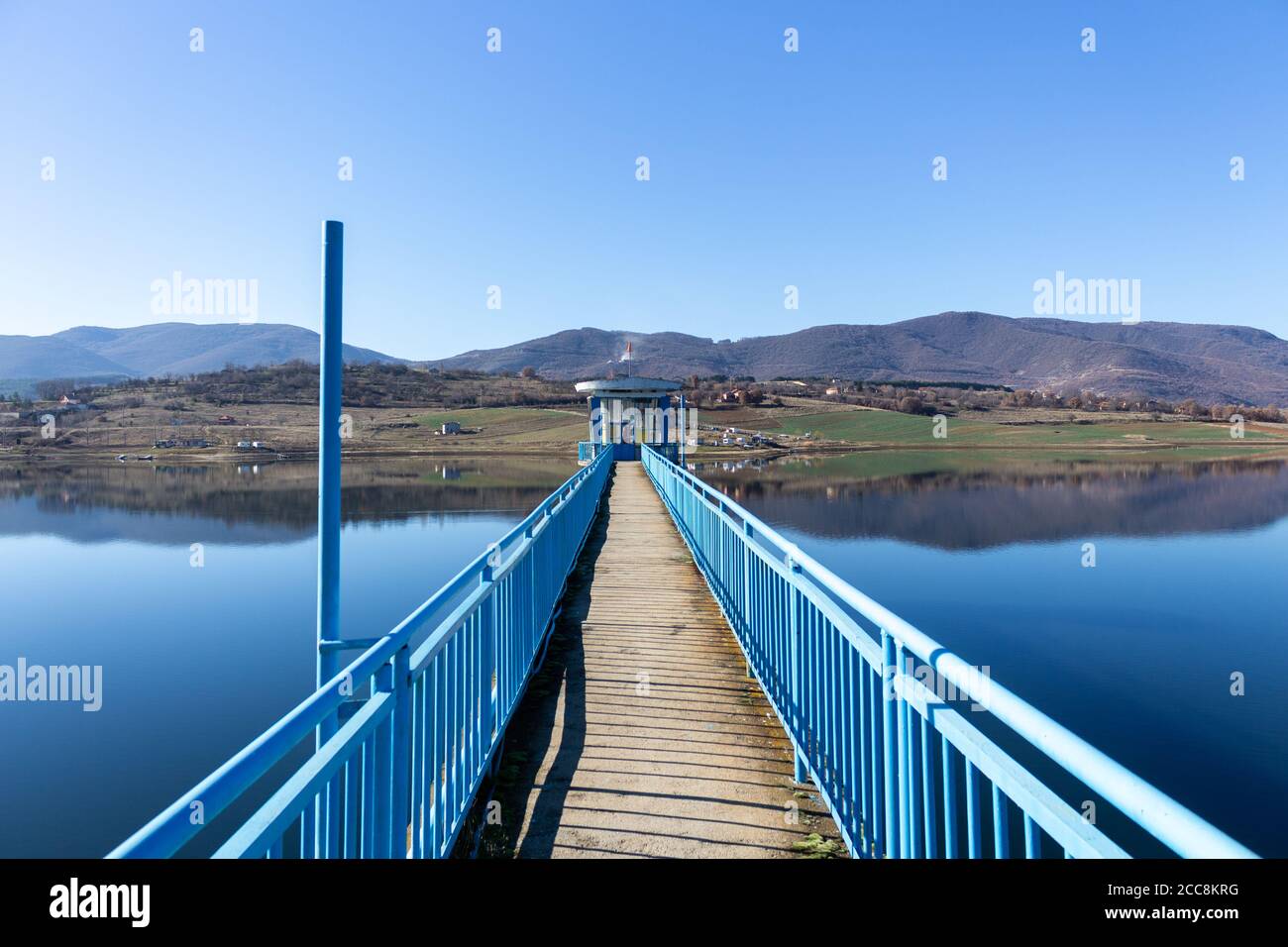 Vue sur un quai bleu avec un point de vue sur le lac de Logodazh en Bulgarie. Banque D'Images