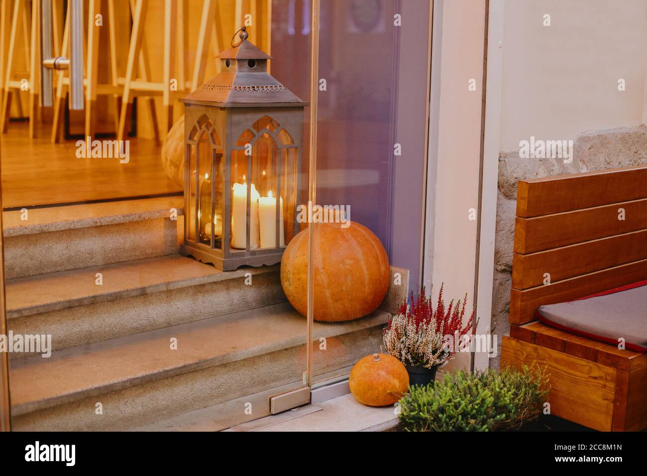 Décoration de rue pour Halloween. Lanterne élégante aux chandelles et citrouilles dans les escaliers, décoration moderne de fête de rue de ville européenne. Joyeux Thanksgiving et salle Banque D'Images