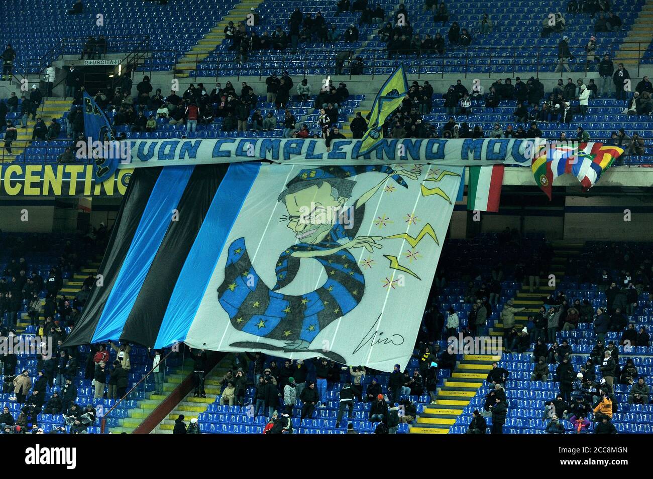 Milan 28 Janvier 10 Stade G Meazza San Siro Championnat De Football De La Coupe D Italie 09 10 Fc Inter Fc Juventus Inter Fans Avec Une Choregraphie Pour L Anniversaire De Jose Mourinho Photo