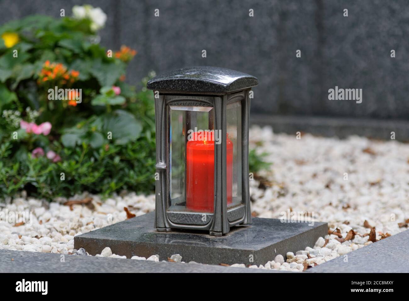 lanterne de mort en métal avec plaques de verre et un rouge brûlant bougie  sur pierre tombale Photo Stock - Alamy