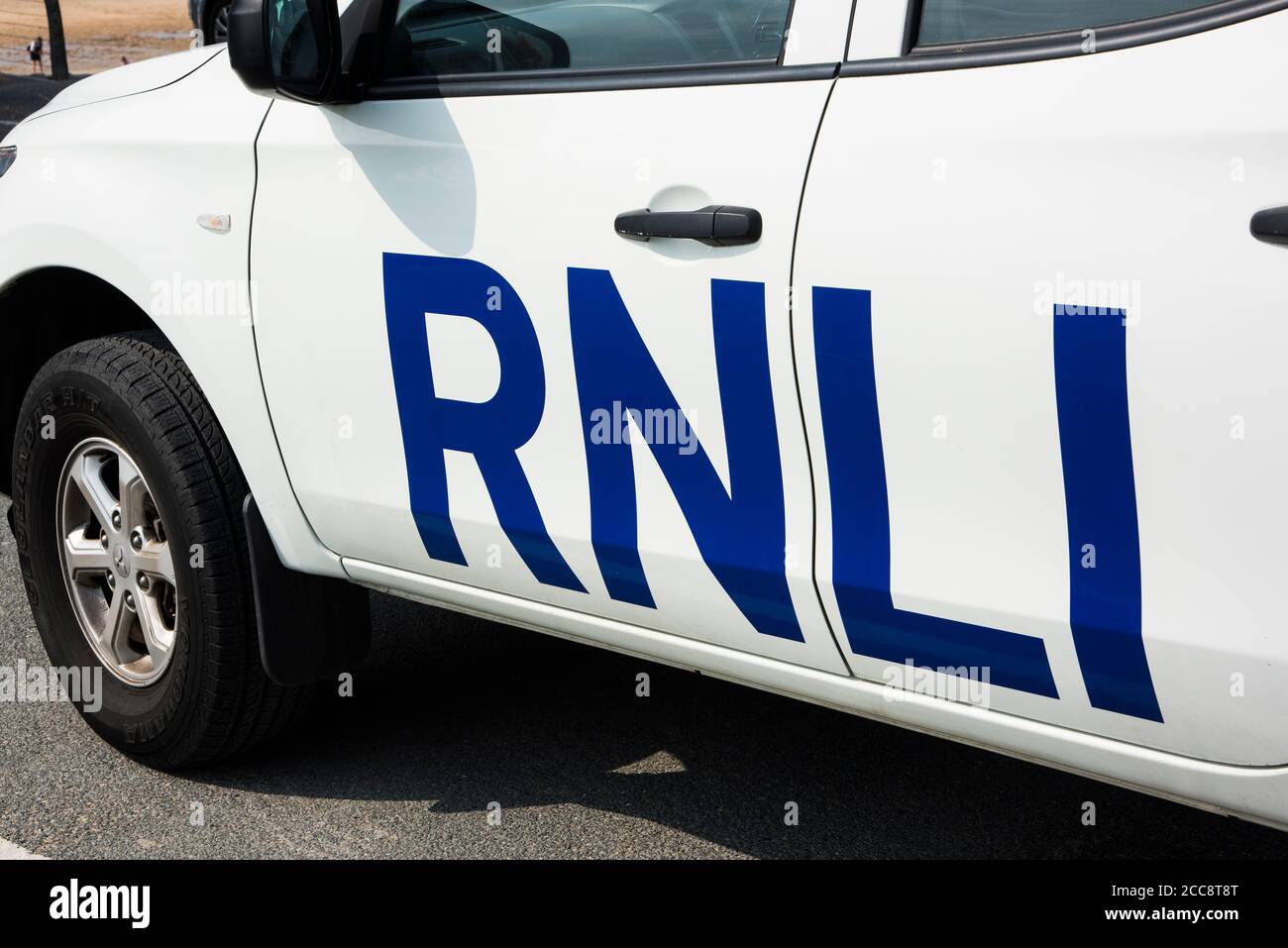 Le logo RNLI sur le côté d'un véhicule d'urgence RNLI Lifeguard. Banque D'Images