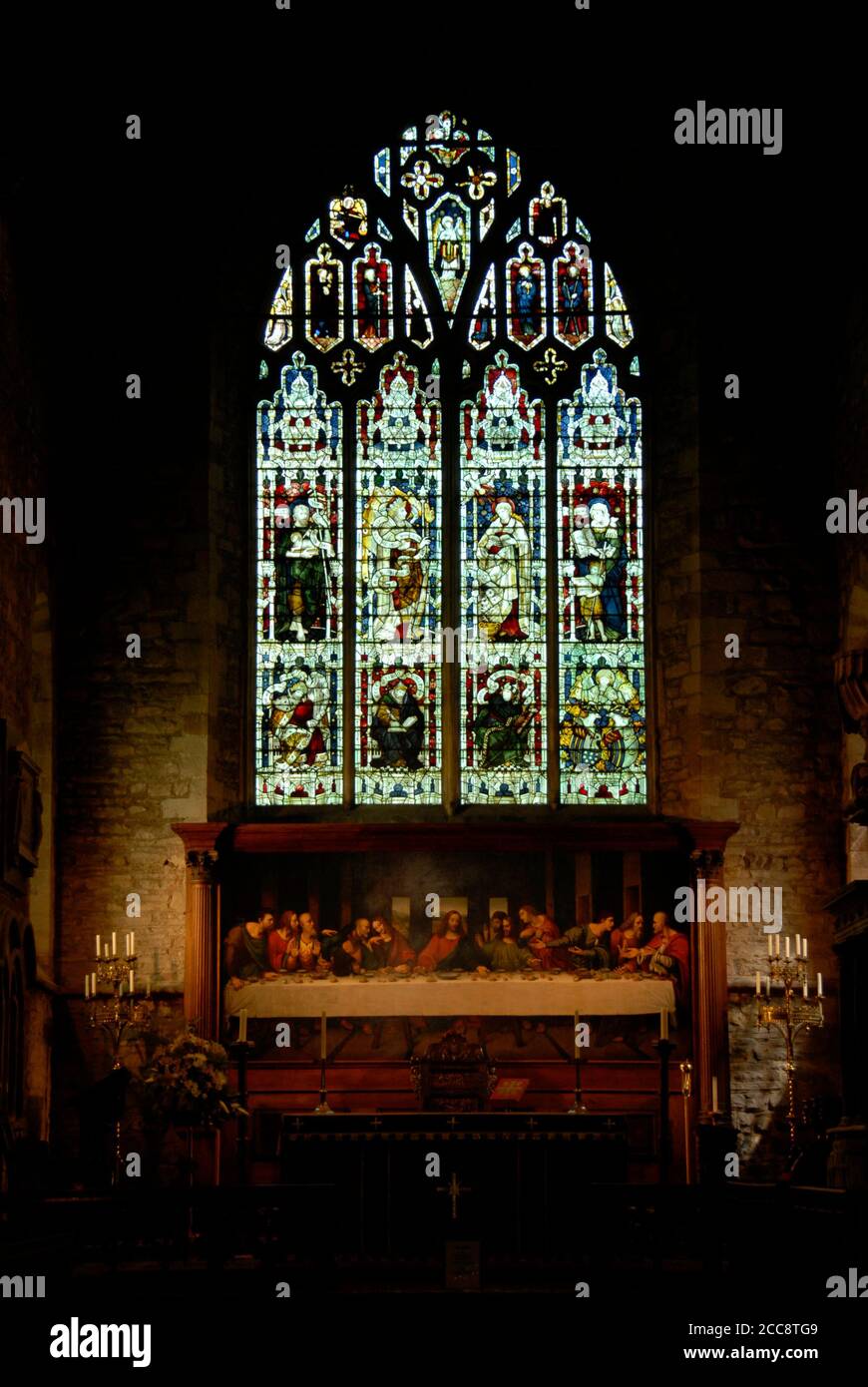 Vitraux et tableau de la Cène dans l'église paroissiale de Saint-Michel et de tous les Anges, Ledbury, Herefordshire, Angleterre Banque D'Images