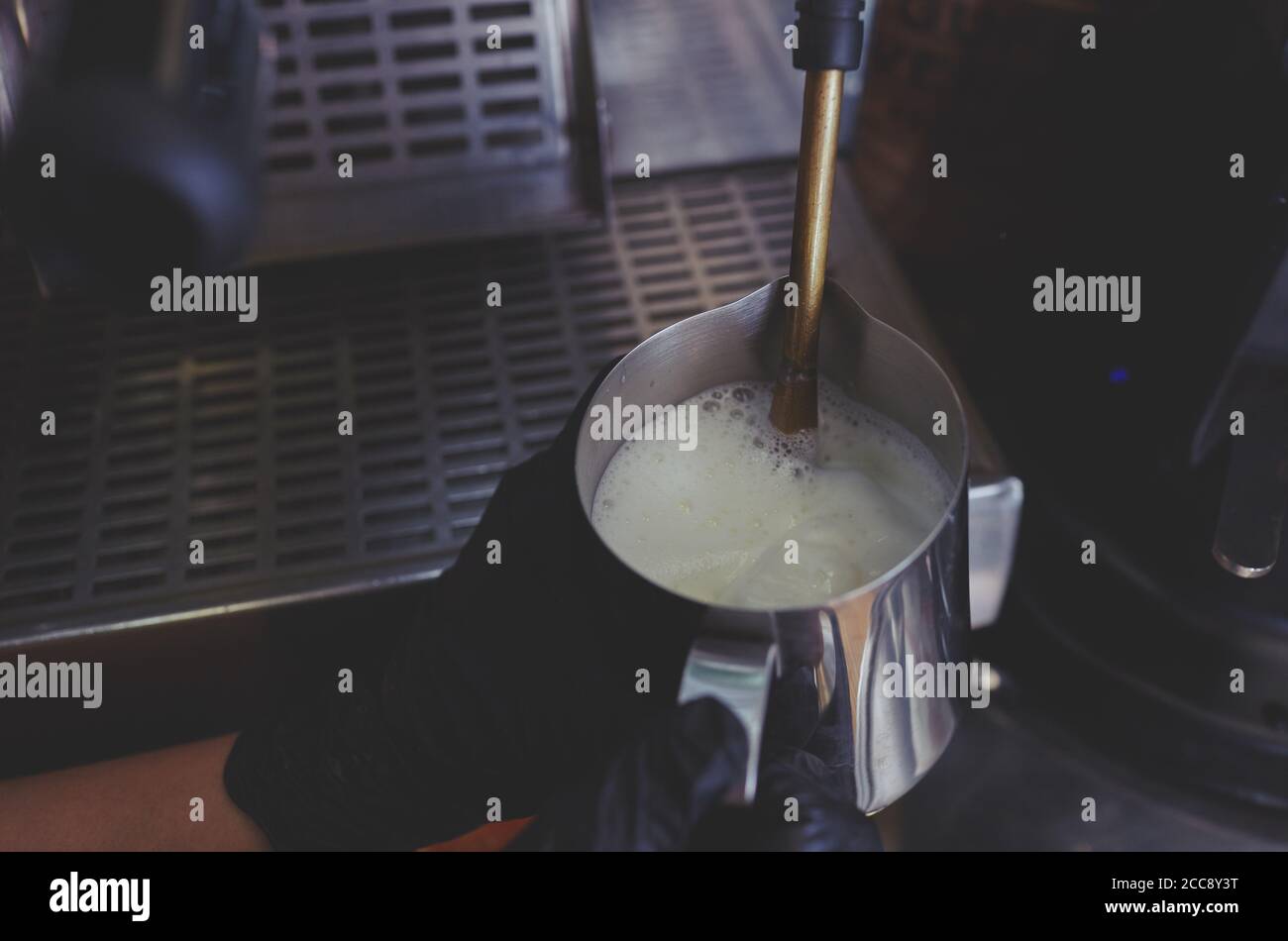 Faites mousser le lait sous pression à l'aide d'une machine à café pichet Banque D'Images