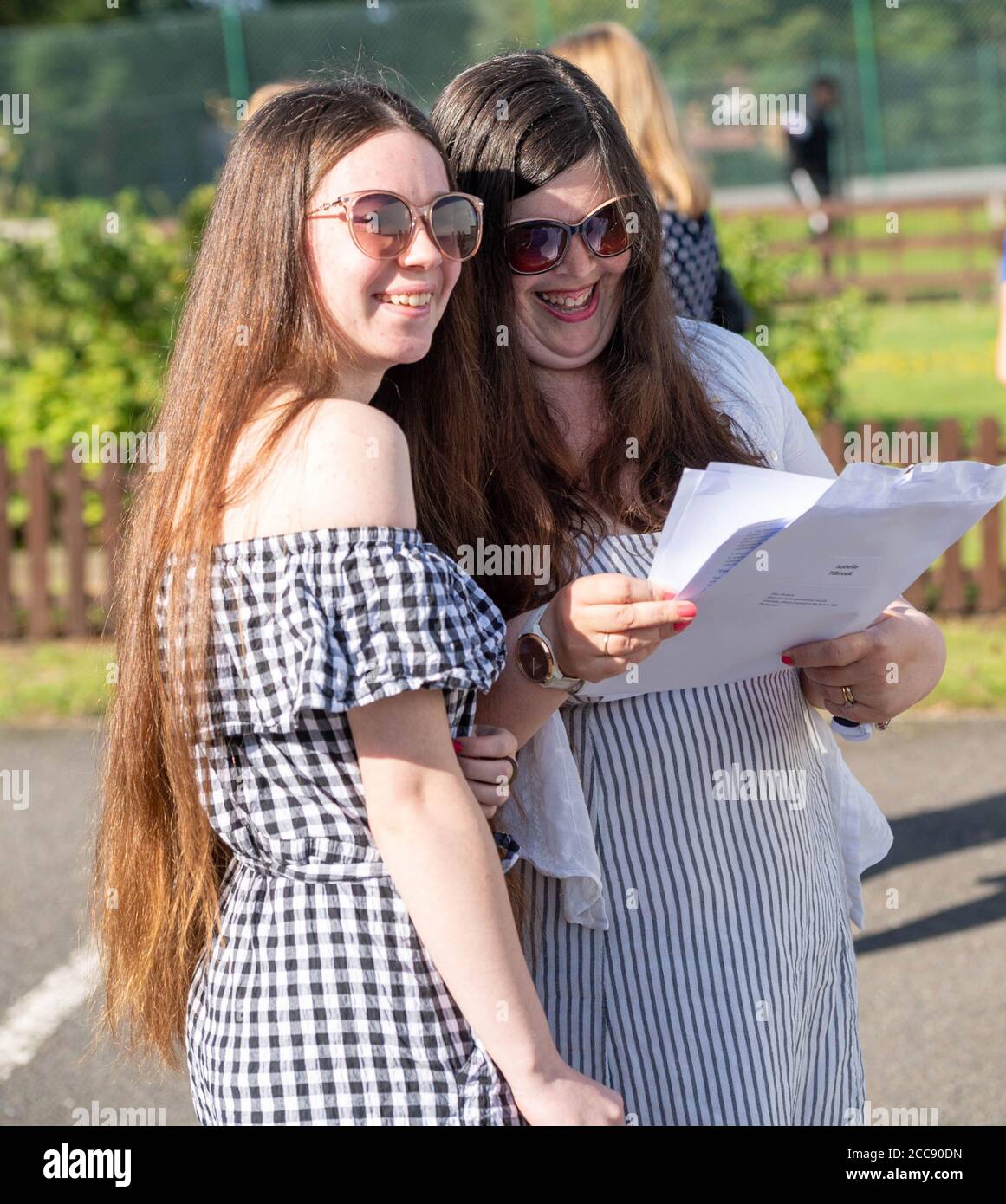 Brentwood Essex 20 août 2020 journée des résultats du GCSE à l'école Becket Keys Brentwood Essex mère et fille examiner les résultats de l'examen crédit: Ian Davidson/Alay Live News Banque D'Images