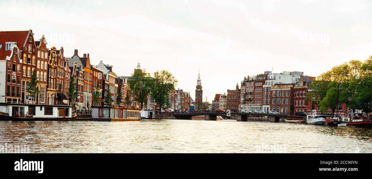 Canal d'Amsterdam avec bateau de plaisance et bâtiments historiques. Vue depuis le bateau Banque D'Images