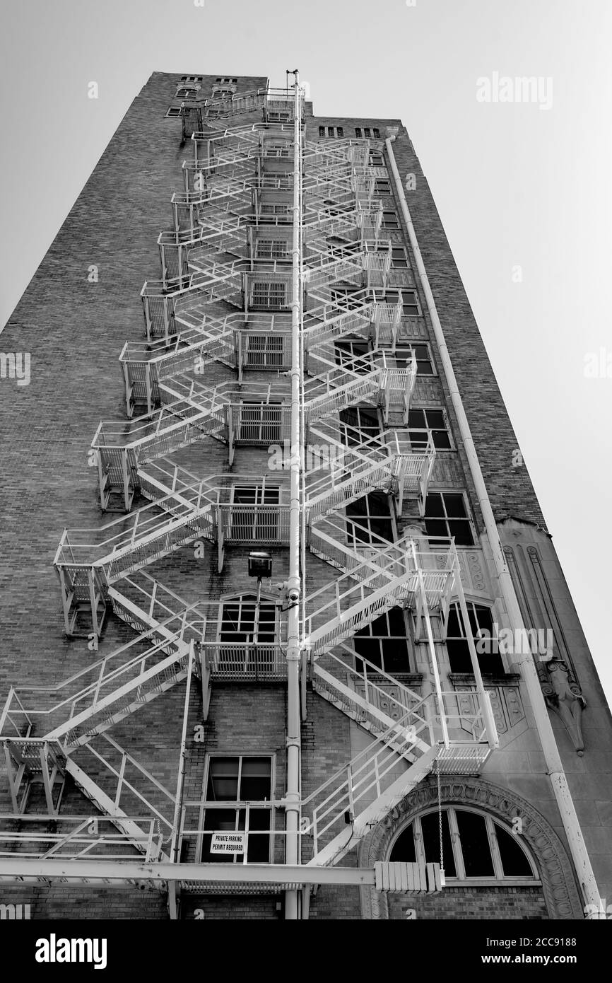 Escalier extérieur d'évacuation au feu de style ancien sur les marches à Tulsa, Oklahoma États-Unis composition verticale en monochrome. Banque D'Images