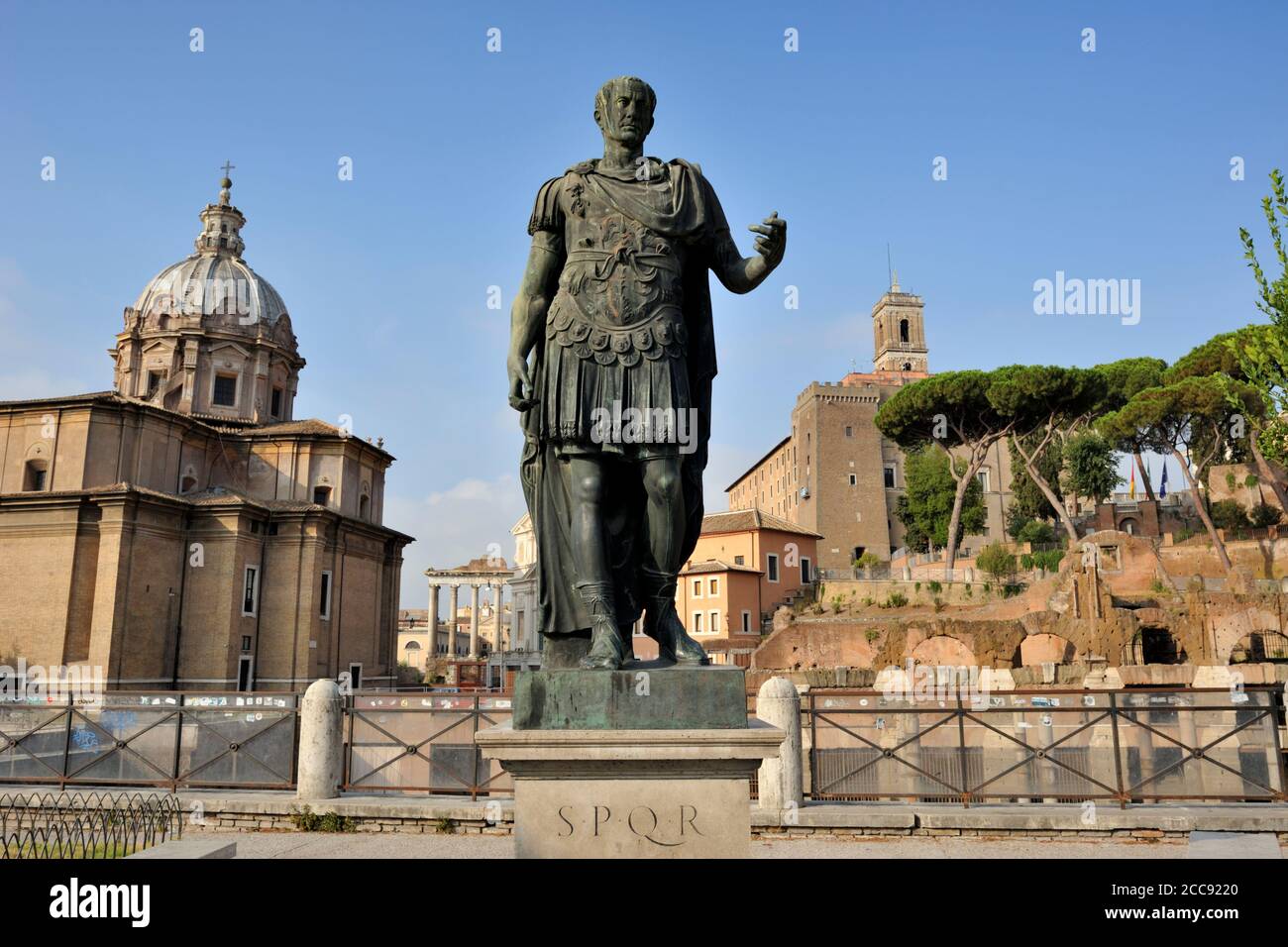 Italie, Rome, statue de Jules César Banque D'Images