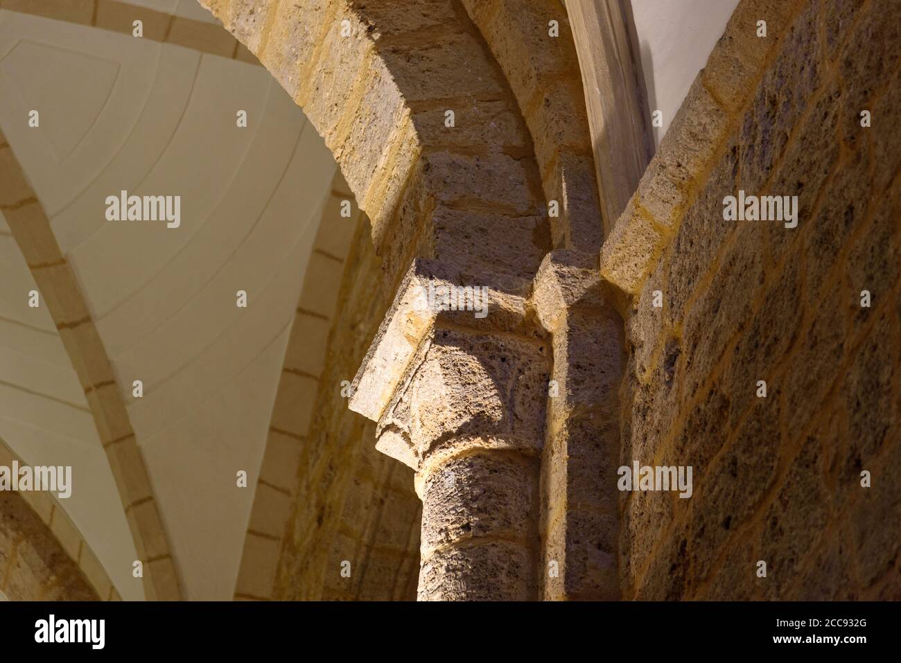 Détail de la capitale romane et de la colonne dans l'église. Banque D'Images