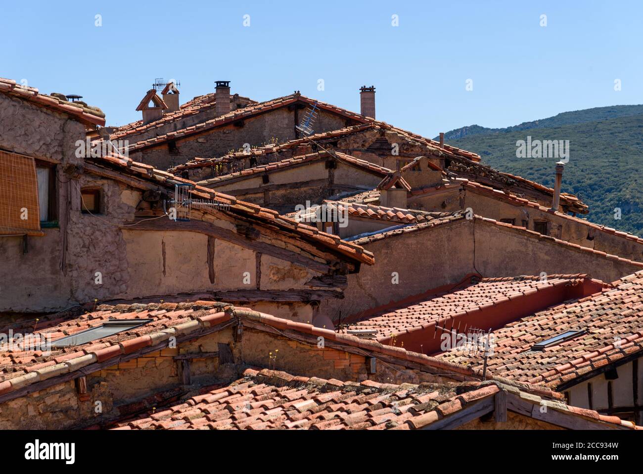 Arrière-plan de maisons de vieux village avec des murs en pierre et des toits de tuiles rouges. Frias, Burgos Banque D'Images