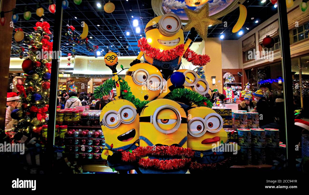 Gros plan de la version de Noël de LA STATUE HAPPY MINION à Universal Studios Japan. Les Minions sont des personnages célèbres de l'animation détestable moi. Banque D'Images