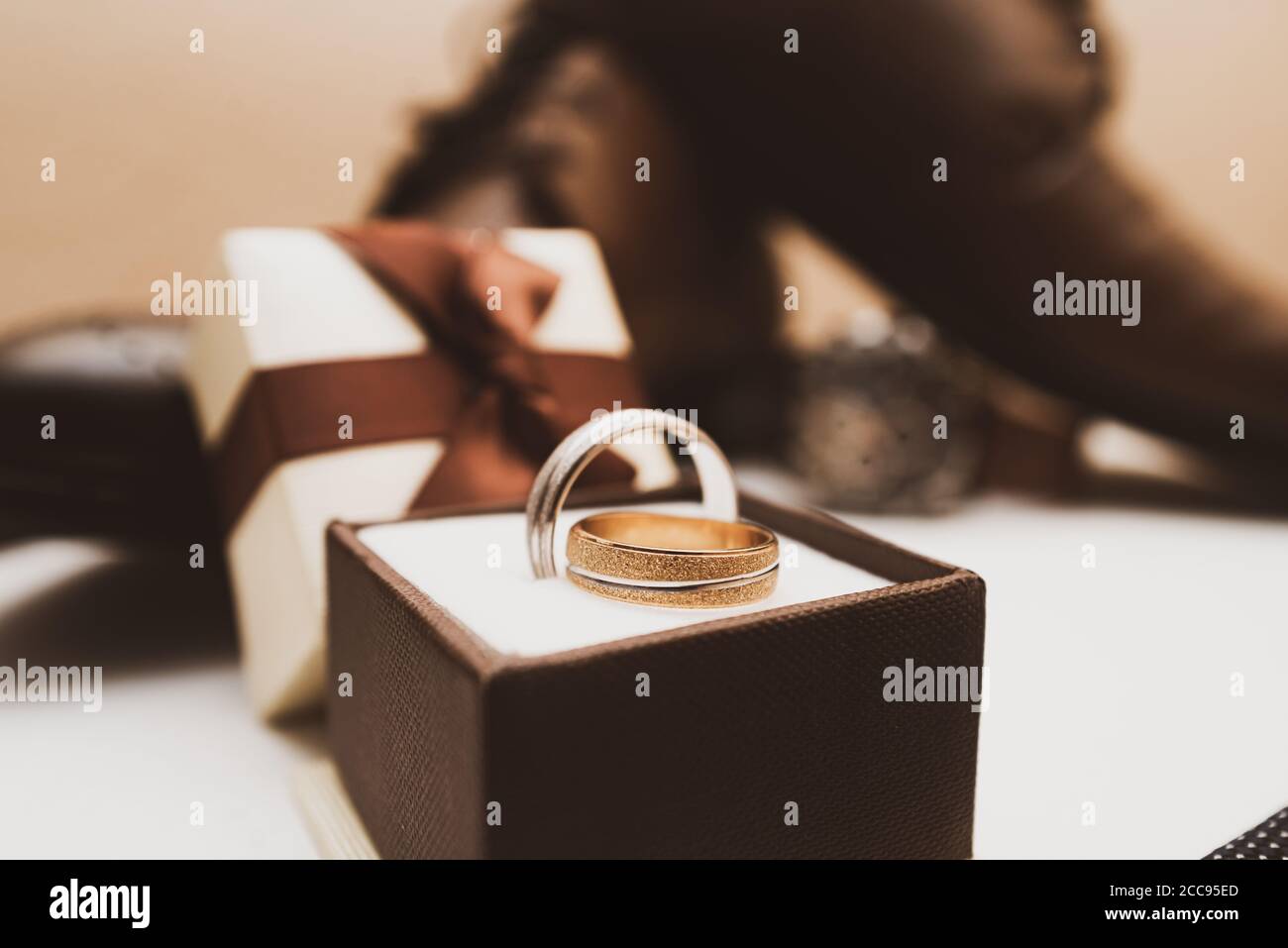 anneaux de mariage dans la boîte or et argent Banque D'Images