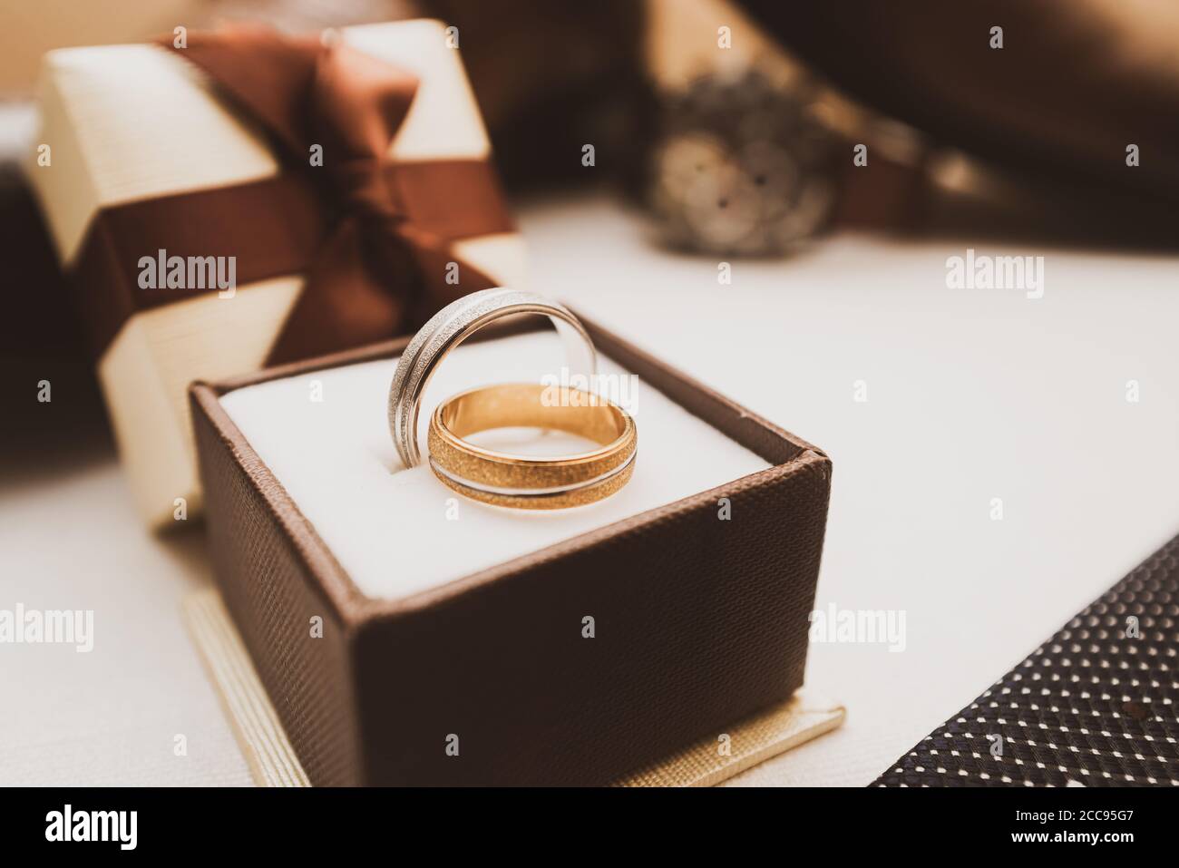 anneaux de mariage dans la boîte or et argent Banque D'Images