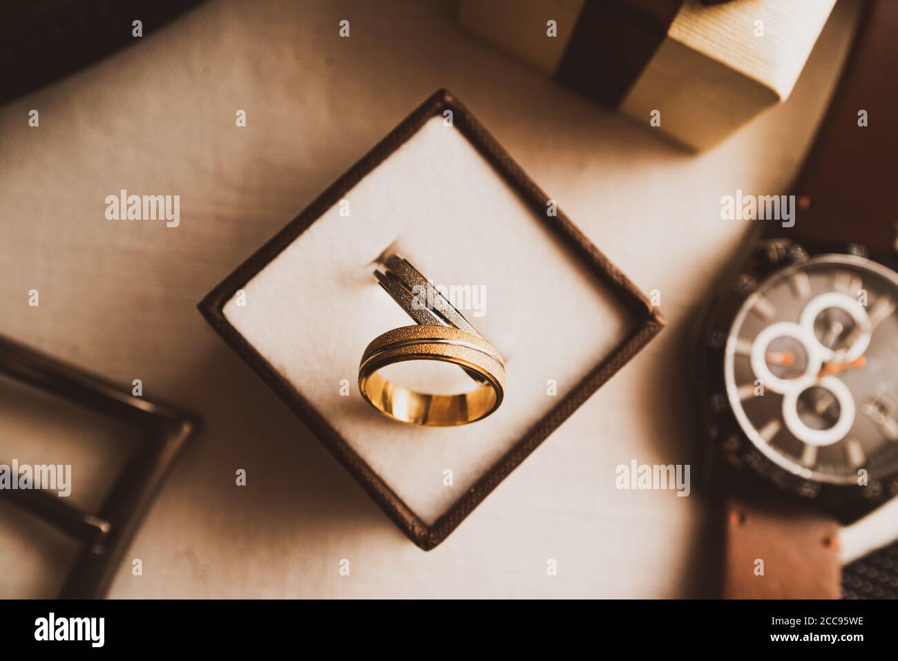 anneaux de mariage dans la boîte or et argent Banque D'Images