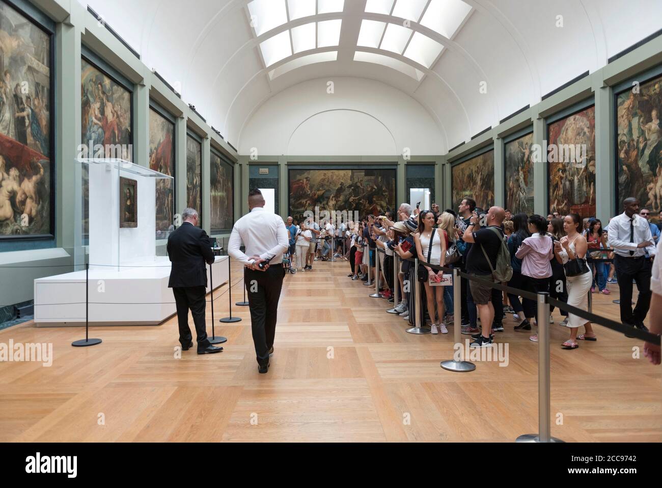 La Mona Lisa, de Léonard de Vinci, au Musée du Louvre à Paris touristes
